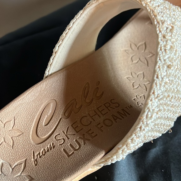 Skechers “Cali” Luxe-foam thong wedge, sandal, size 7 in natural. - Picture 2 of 7